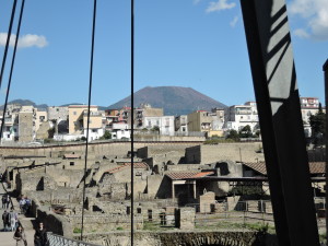 Blick vom Herculaneum auf den Vesuv