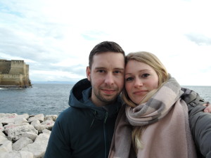 Strandpromenade, im Hintergrund das Castello dell'Ovo